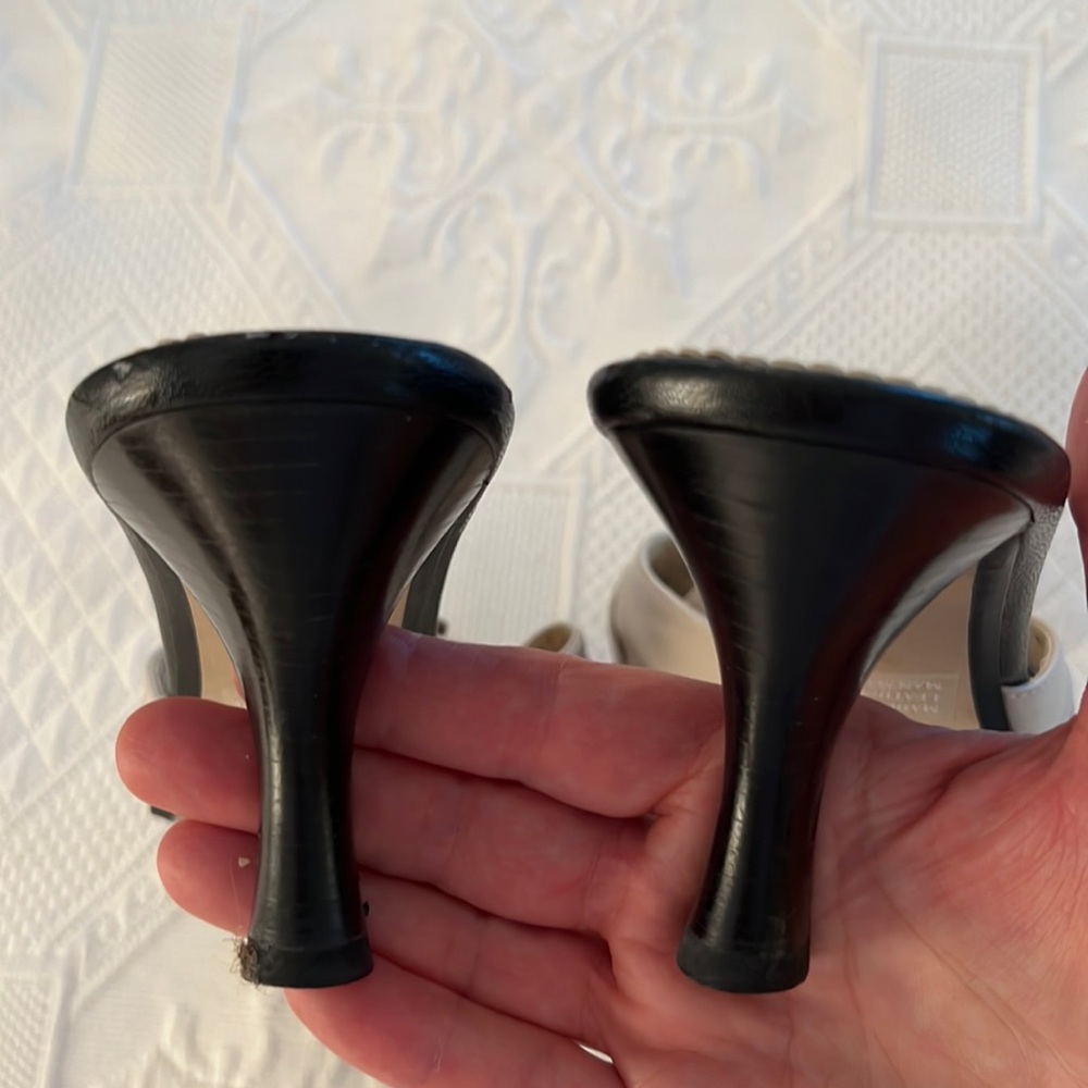 FRANCO SARTO ECRU AND BLACK LEATHER MULES WITH ECRU SUEDE FLOWER ADORNMENT - Picture 5 of 7
